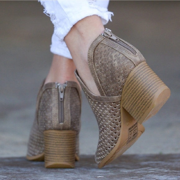 *1 LEFT!*🌷HP 9/18🌷 PERFORATED PEEP-TOE BOOTIES - Picture 3 of 7